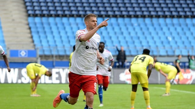 Torjäger Simon Terodde steht mit dem HSV weiter auf Platz eins der 2. Torjäger Simon Terodde steht mit dem HSV weiter auf Platz eins der 2.