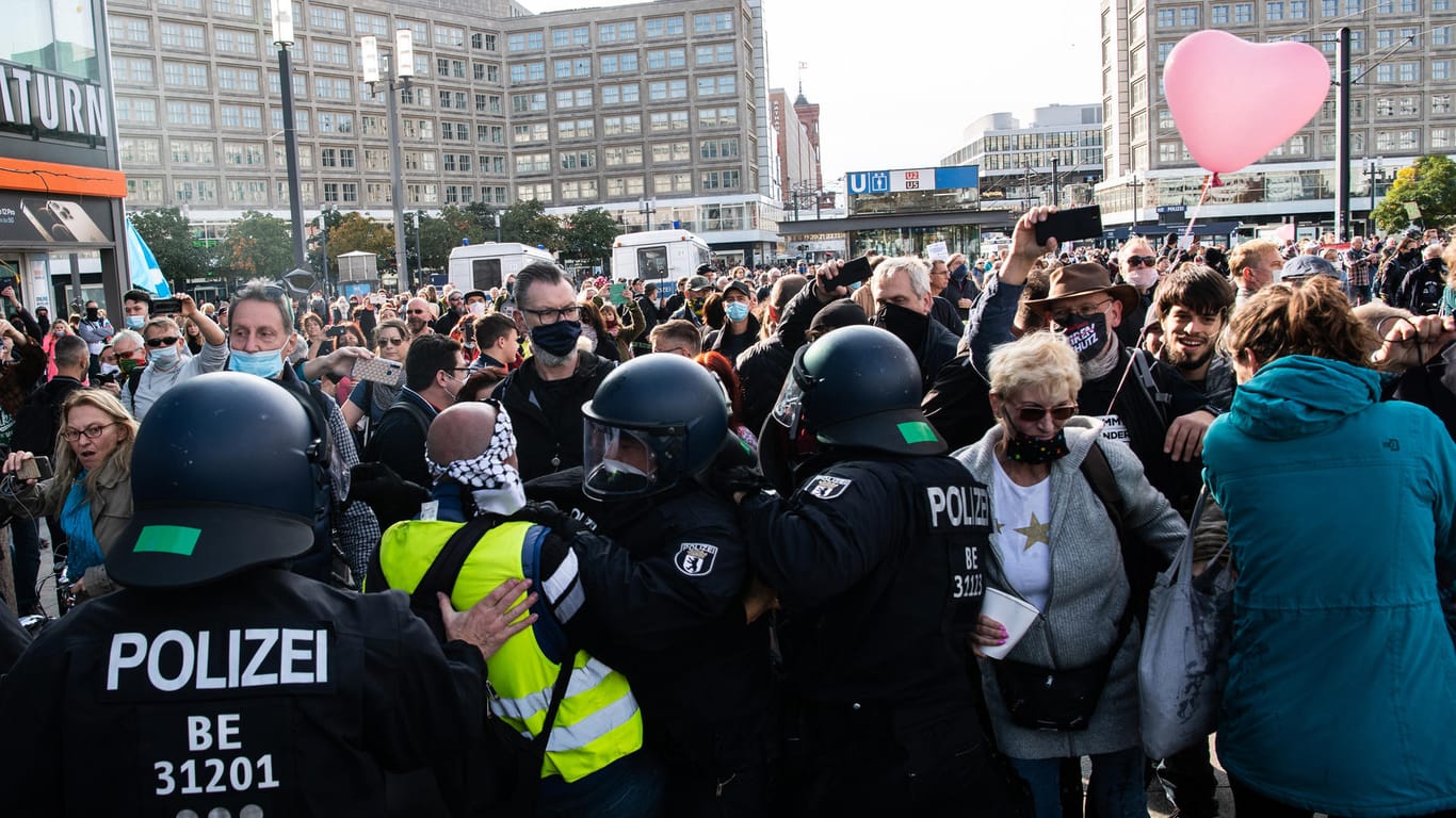 Polizisten hindern einen Teilnehmer der Demonstration gegen die Corona-Auflagen auf dem Alexanderplatz am Weitergehen: Tausende haben sich am Sonntag in Berlin versammelt, um gegen die Corona-Maßnahmen zu demonstrieren.