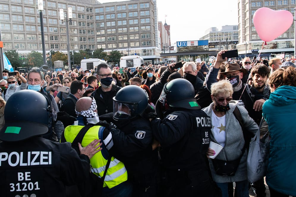 Polizisten hindern einen Teilnehmer der Demonstration gegen die Corona-Auflagen auf dem Alexanderplatz am Weitergehen: Tausende haben sich am Sonntag in Berlin versammelt, um gegen die Corona-Maßnahmen zu demonstrieren.
