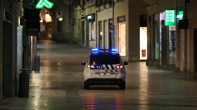 Einheiten der Nationalpolizei kontrollieren in der Innenstadt von Salamanca die Ausgangssperre. Einheiten der Nationalpolizei kontrollieren in der Innenstadt von Salamanca die Ausgangssperre.