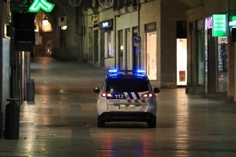 Einheiten der Nationalpolizei kontrollieren in der Innenstadt von Salamanca die Ausgangssperre.
