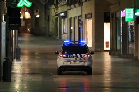 Einheiten der Nationalpolizei kontrollieren in der Innenstadt von Salamanca die Ausgangssperre.