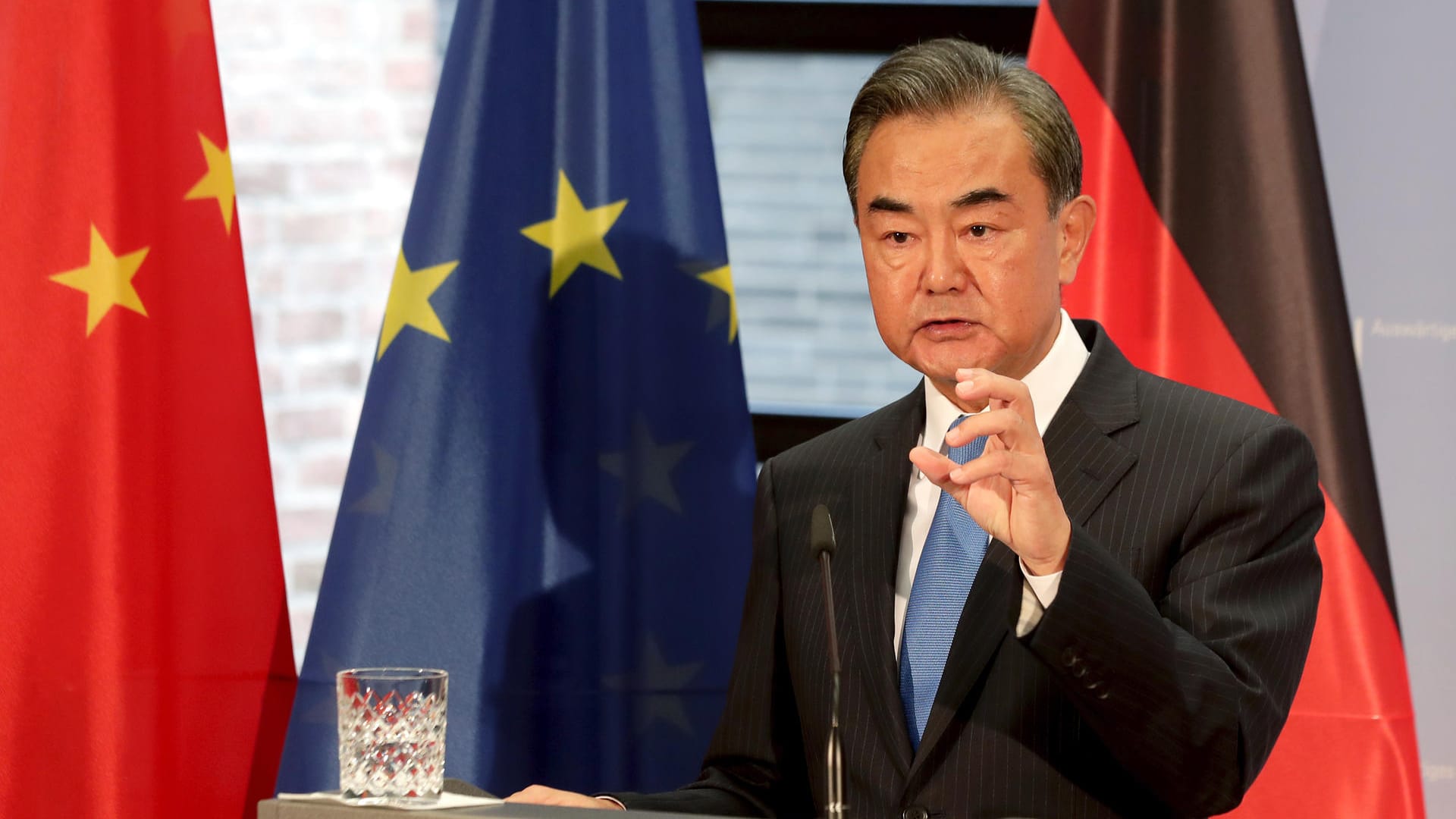 Berlin: Wang Yi, Außenminister von China, spricht auf einer gemeinsamen Pressekonferenz neben seinem deutschen Amtskollegen Maas in der Villa Borsig am Rande Berlins. Berlin: Wang Yi, Außenminister von China, spricht auf einer gemeinsamen Pressekonferenz neben seinem deutschen Amtskollegen Maas in der Villa Borsig am Rande Berlins.