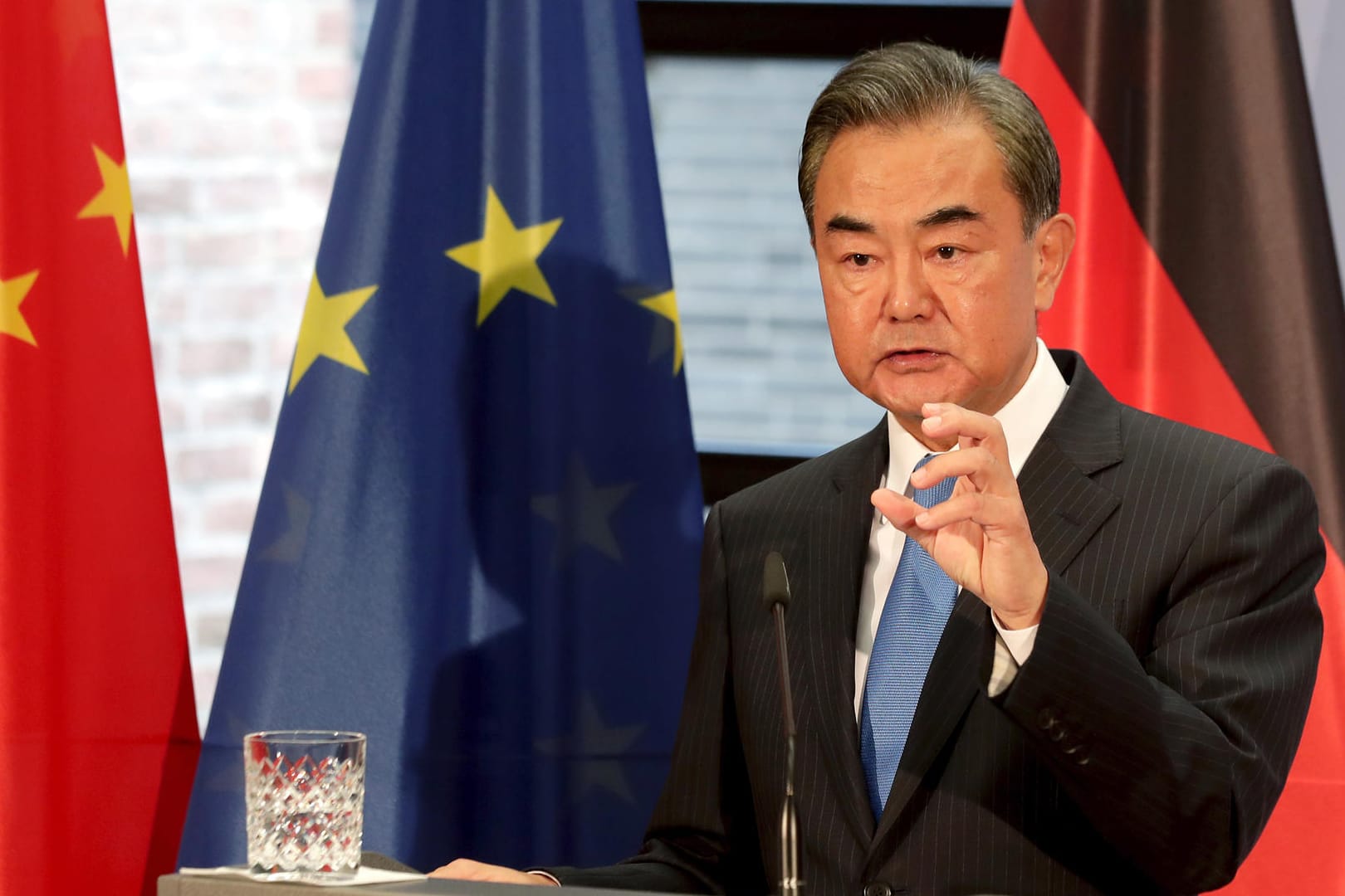 Berlin: Wang Yi, Außenminister von China, spricht auf einer gemeinsamen Pressekonferenz neben seinem deutschen Amtskollegen Maas in der Villa Borsig am Rande Berlins.