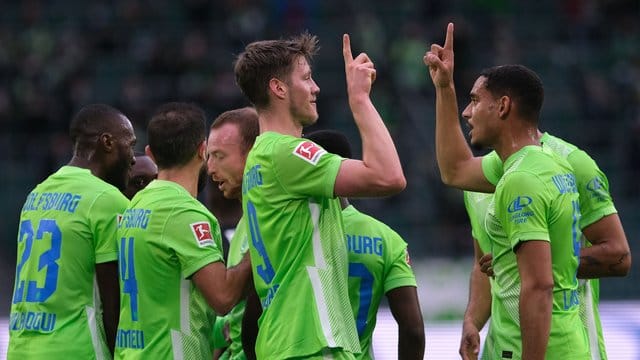 Wolfsburgs Wout Weghorst (M) bejubelt sein Tor zum 1:0 gegen Arminia Bielefeld mit Mannschaftskamerad Maxence Lacroix (r). Wolfsburgs Wout Weghorst (M) bejubelt sein Tor zum 1:0 gegen Arminia Bielefeld mit Mannschaftskamerad Maxence Lacroix (r).