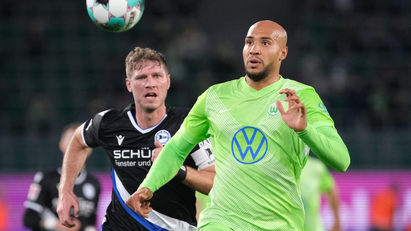 Den Ball im Blick: John Anthony Brooks (r.) hat mit seinen Wolfsburgern gegen Bielefeld den erster Dreier dieser Bundesligasaison eingefahren.