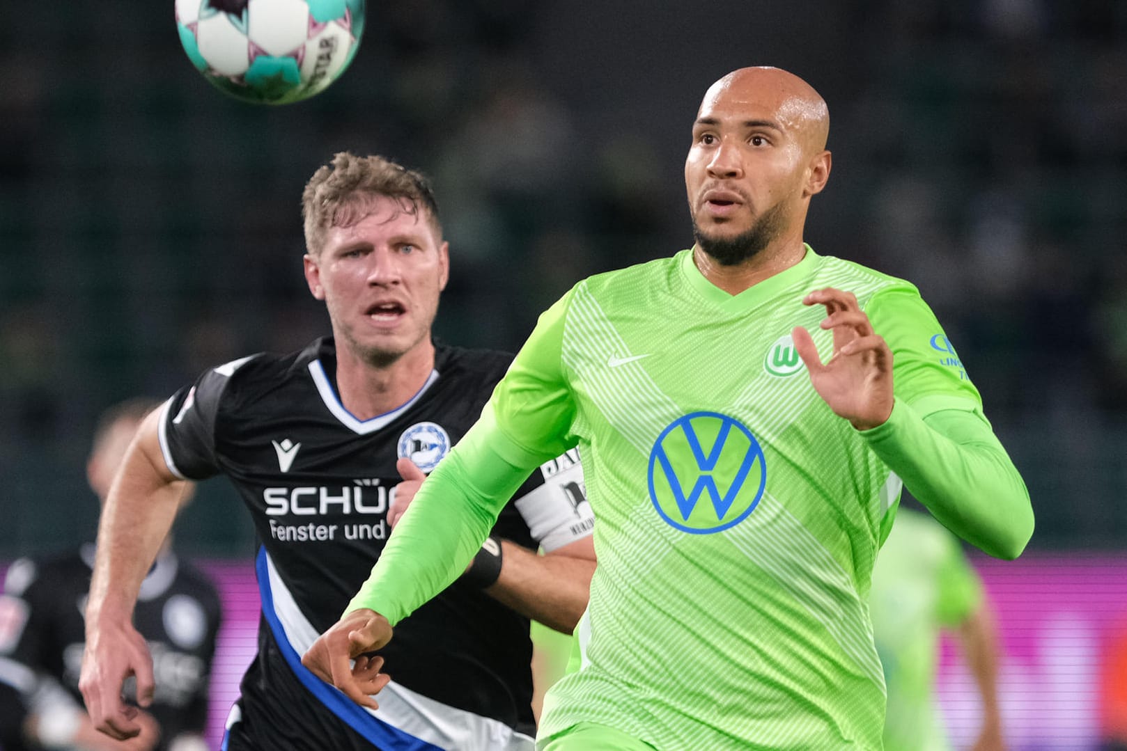 Den Ball im Blick: John Anthony Brooks (r.) hat mit seinen Wolfsburgern gegen Bielefeld den erster Dreier dieser Bundesligasaison eingefahren.