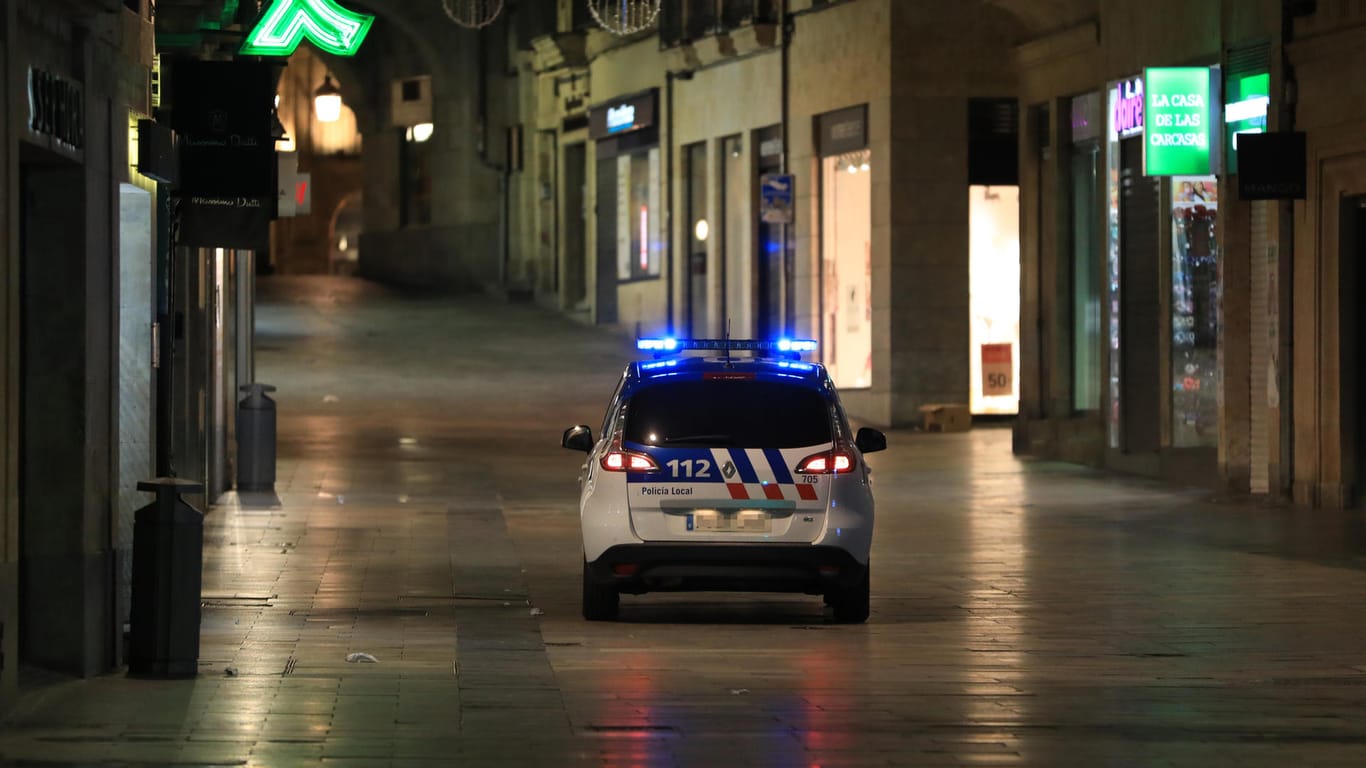 Spanien, Salamanca: Einheiten der Nationalpolizei sind in der Innenstadt von Salamanca unterwegs, um die Ausgangssperre für die Region zu kontrollieren.