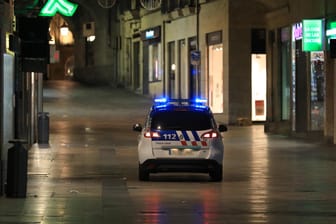 Spanien, Salamanca: Einheiten der Nationalpolizei sind in der Innenstadt von Salamanca unterwegs, um die Ausgangssperre für die Region zu kontrollieren.