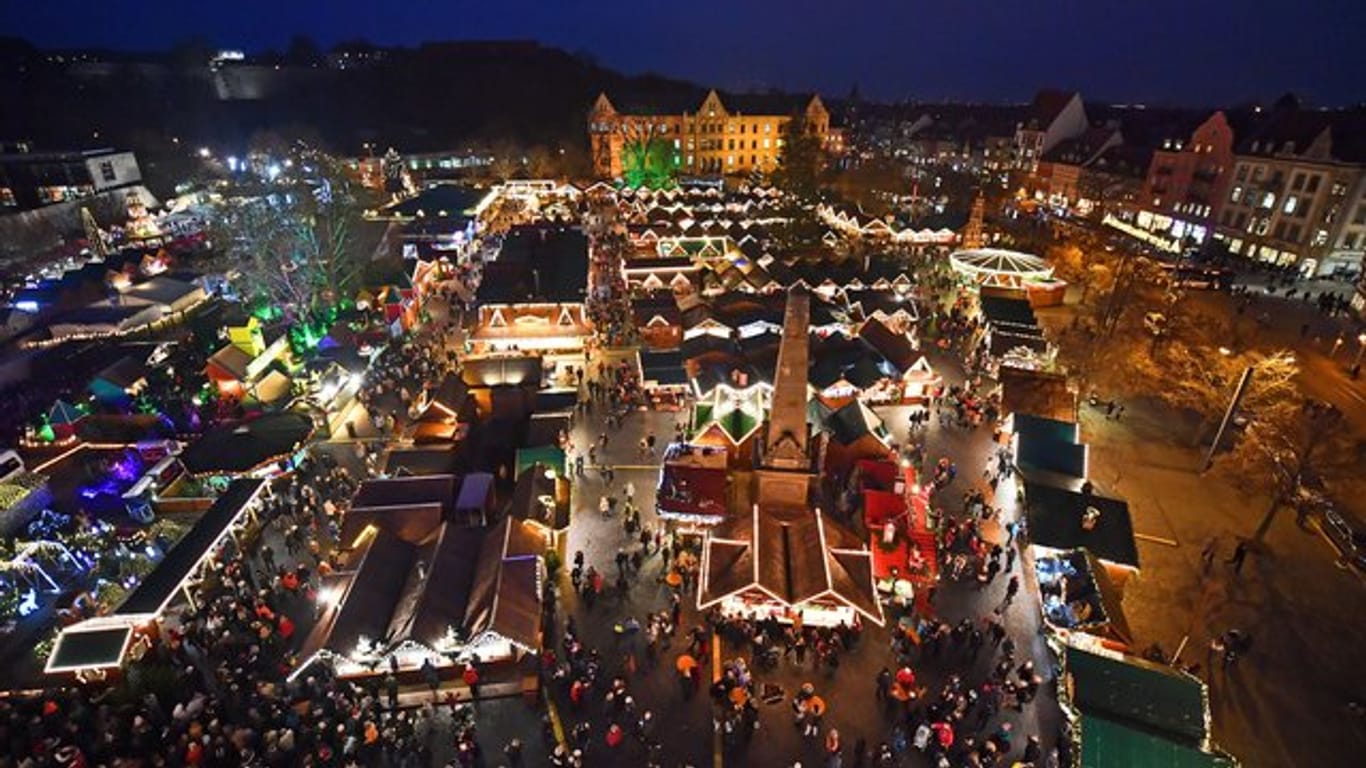 Tausende Lichter leuchten auf dem Erfurter Weihnachtsmarkt: In diesem Jahr wird der bekannte Weihnachtsmarkt nicht stattfinden.