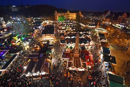 Tausende Lichter leuchten auf dem Erfurter Weihnachtsmarkt: In diesem Jahr wird der bekannte Weihnachtsmarkt nicht stattfinden.