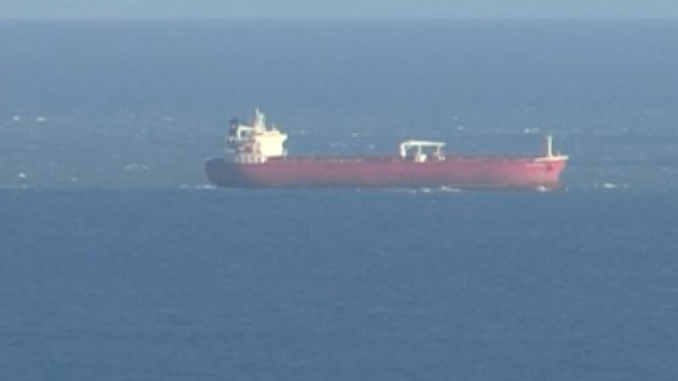 Der Tanker ankert vor der britischen Küste: Noch ist völlig unklar, wer an Bord ist.