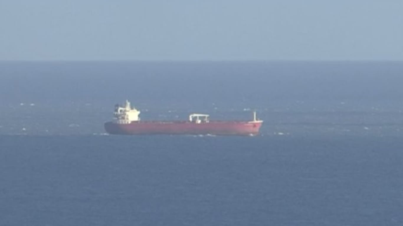 Das Standbild aus einem SKY-Video zeigt den Öltanker vor der Isle of White.