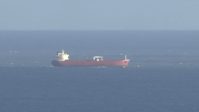 Das Standbild aus einem SKY-Video zeigt den Öltanker vor der Isle of White.