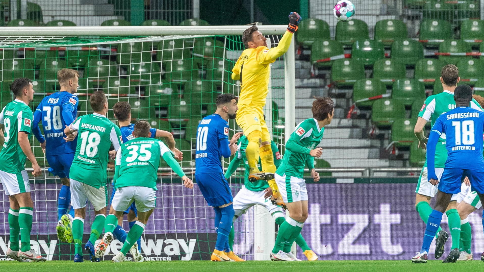 Szene aus dem Spiel gegen Hoffenheim: Werder Keeper Jiri Pavlenka faustet den Ball aus der Gefahrenzone. Szene aus dem Spiel gegen Hoffenheim: Werder Keeper Jiri Pavlenka faustet den Ball aus der Gefahrenzone.