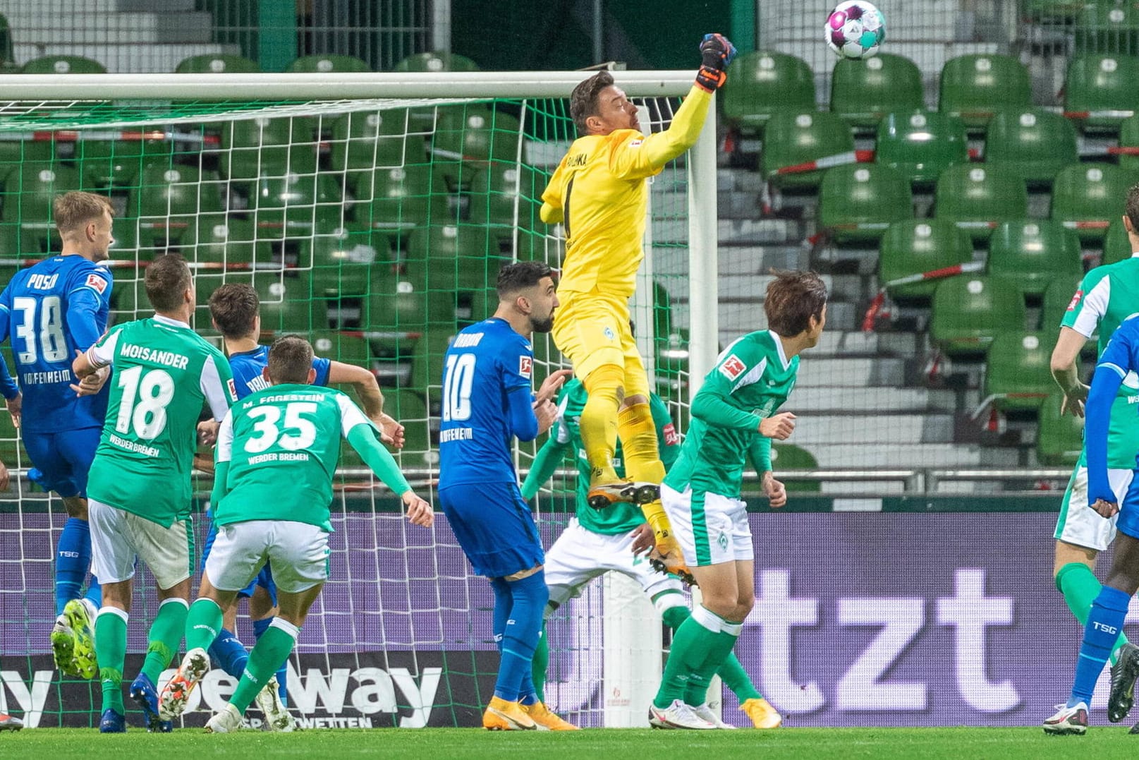 Szene aus dem Spiel gegen Hoffenheim: Werder Keeper Jiri Pavlenka faustet den Ball aus der Gefahrenzone.