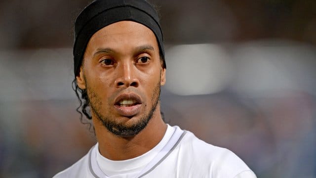 Der brasilianische Ex-Fußballstar Ronalinho hat sich mit dem Coronavirus angesteckt.