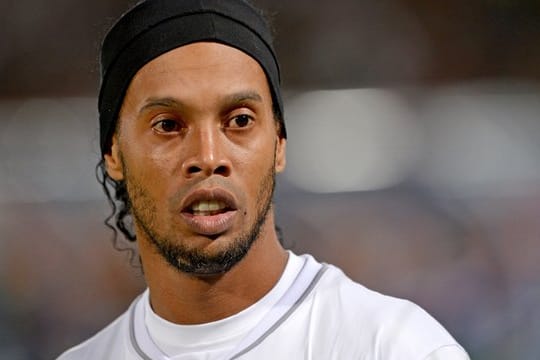 Der brasilianische Ex-Fußballstar Ronalinho hat sich mit dem Coronavirus angesteckt.