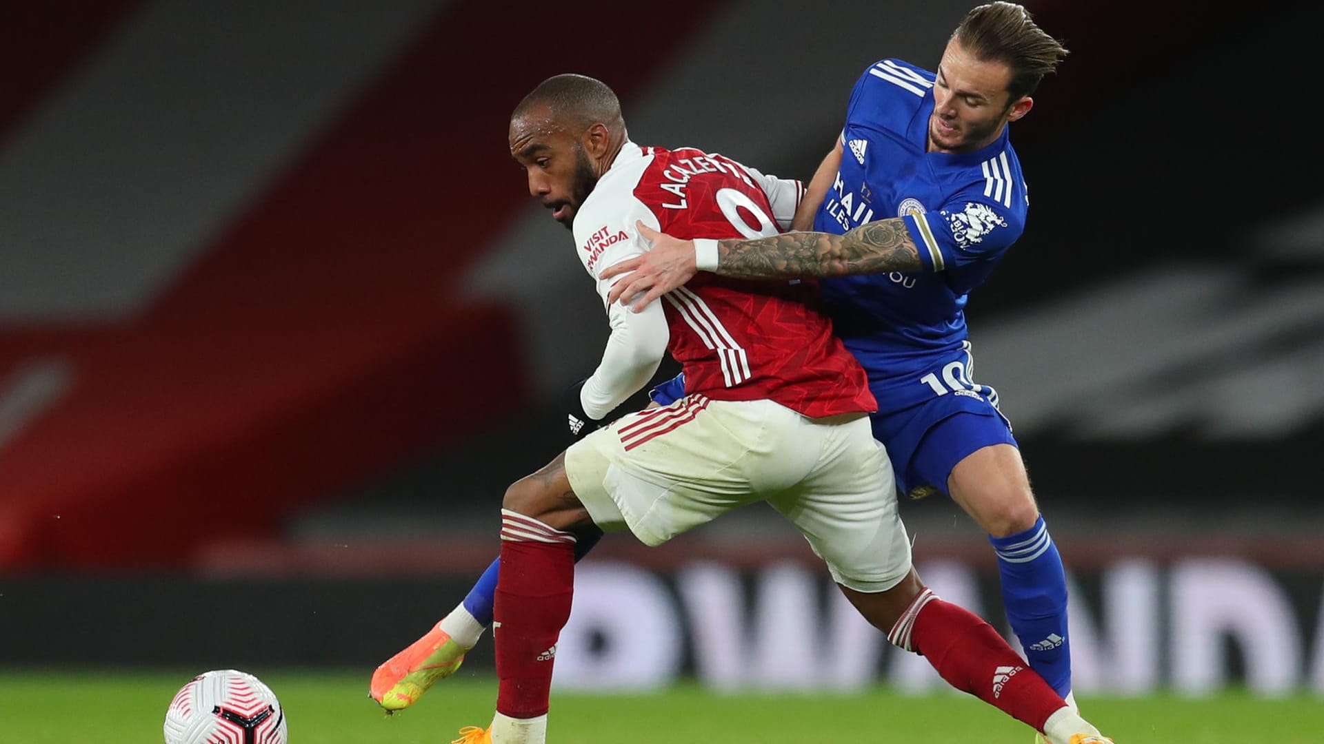 Stellvertretend für eine intensive Partie: Leicesters James Maddison (r.) im Zweikampf mit Arsenals Alexandre Lacazette.