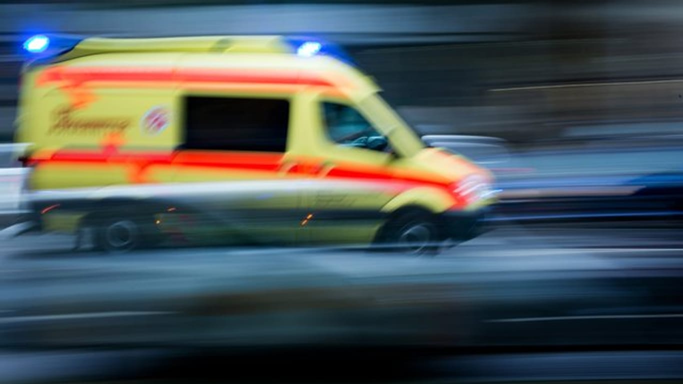 Ein Krankenwagen mit Blaulicht (Symbolbild): In Österreich ist eine Zehnjährige tödlich von einem Pferd verletzt worden.