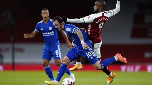 Leicesters James Maddison(l) behauptet sich im Zeikampf mit Arsenals Alexandre Lacazette.