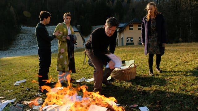 Eva Kufner (Anna Unterberger, r) findet die Männer Anton Gasser (Fritz Karl, M), Jakob Gasser (Franz Dinda, l) und Florian Gasser (Gerit Klein) beim Verbrennen der Memoiren.