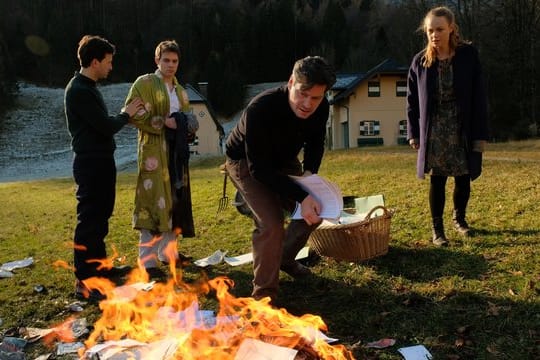 Eva Kufner (Anna Unterberger, r) findet die Männer Anton Gasser (Fritz Karl, M), Jakob Gasser (Franz Dinda, l) und Florian Gasser (Gerit Klein) beim Verbrennen der Memoiren.