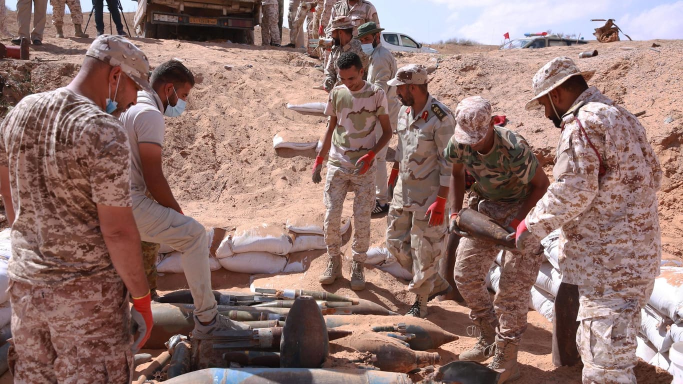 Soldaten der libyschen Armee sichern konfiszierte Waffen.
