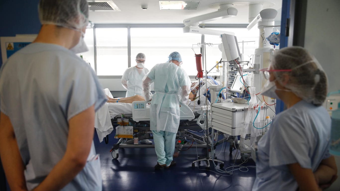 Pfleger versorgen einen Corona-Patienten in Straßburg. Die Lage hat sich dort drastisch verschärft.