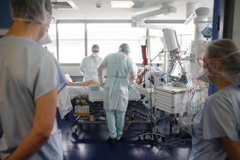 Pfleger versorgen einen Corona-Patienten in Straßburg. Die Lage hat sich dort drastisch verschärft.