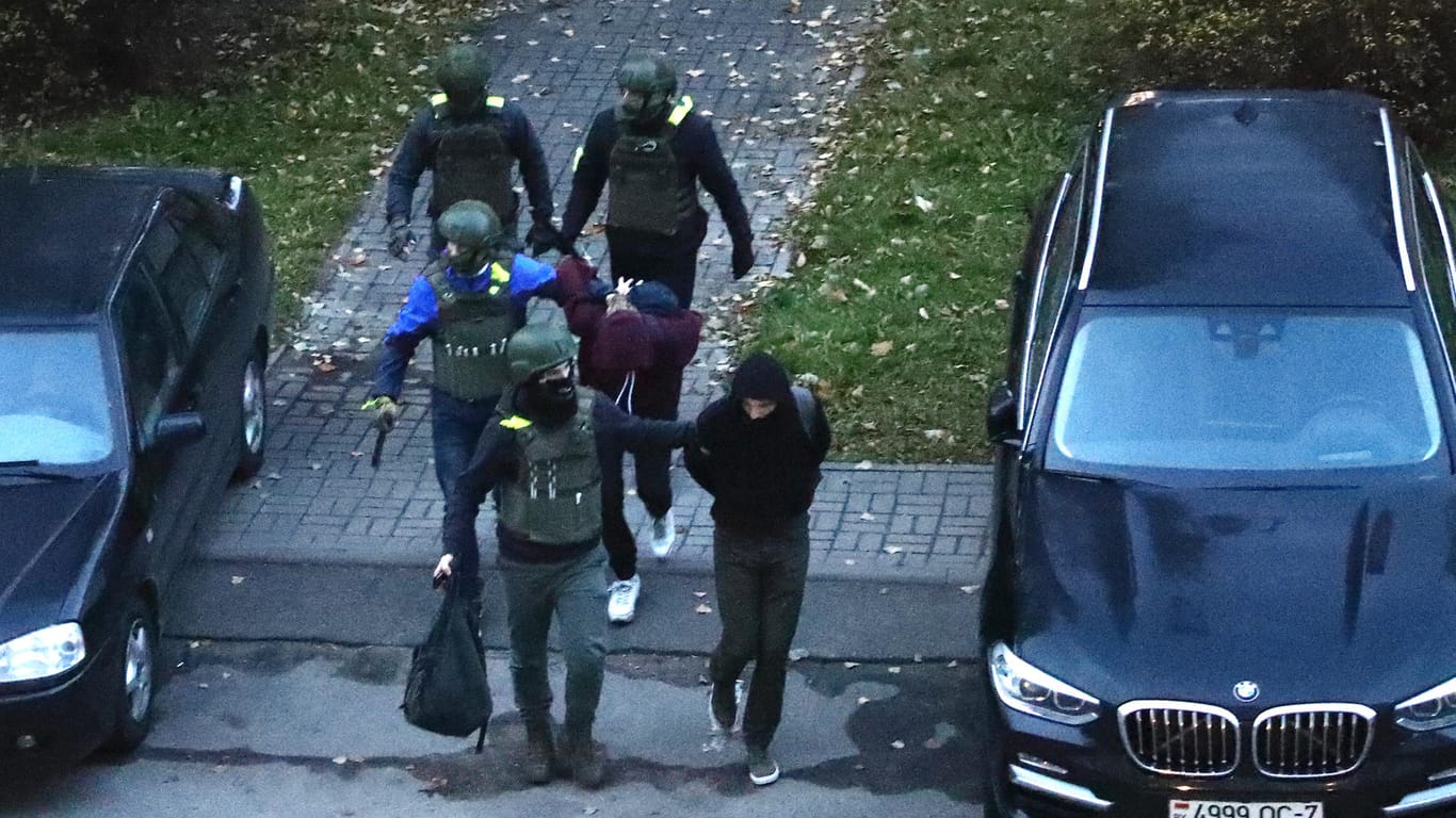 Polizisten verhaften Demonstranten in Minsk.