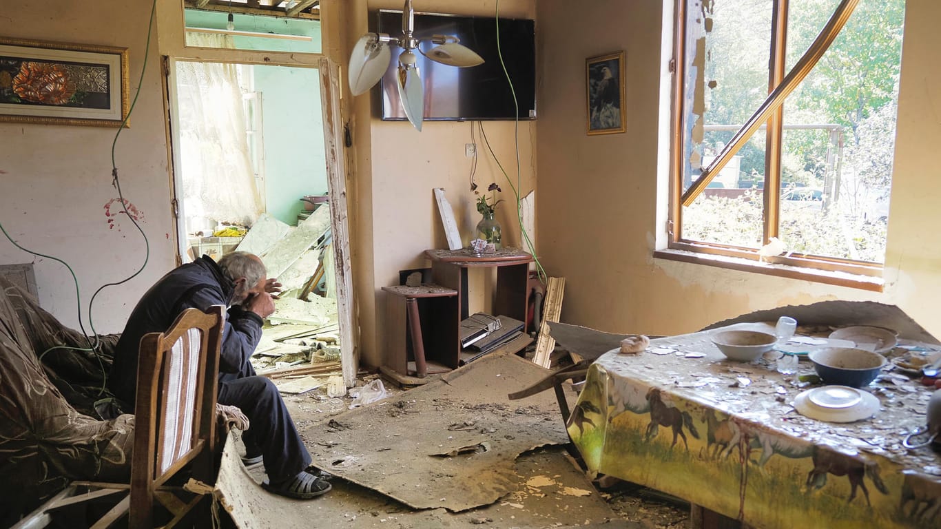 Aserbaidschanischer Beschuss hat das Haus dieses Rentners zerstört.