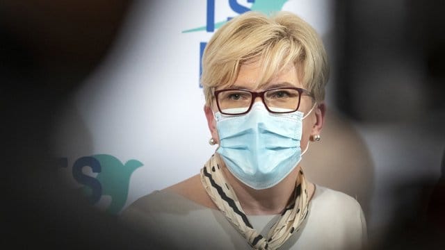 Ingrida Simonyte, Spitzenkandidatin der Vaterlandsunion, spricht mit Journalisten. Ingrida Simonyte, Spitzenkandidatin der Vaterlandsunion, spricht mit Journalisten.