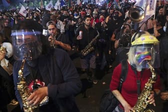 Es ist ein Ergebnis der großen Proteste vom vergangenen Jahr: In Chile wurde darüber abgestimmt, ob das Land eine neue Verfassung bekommt.