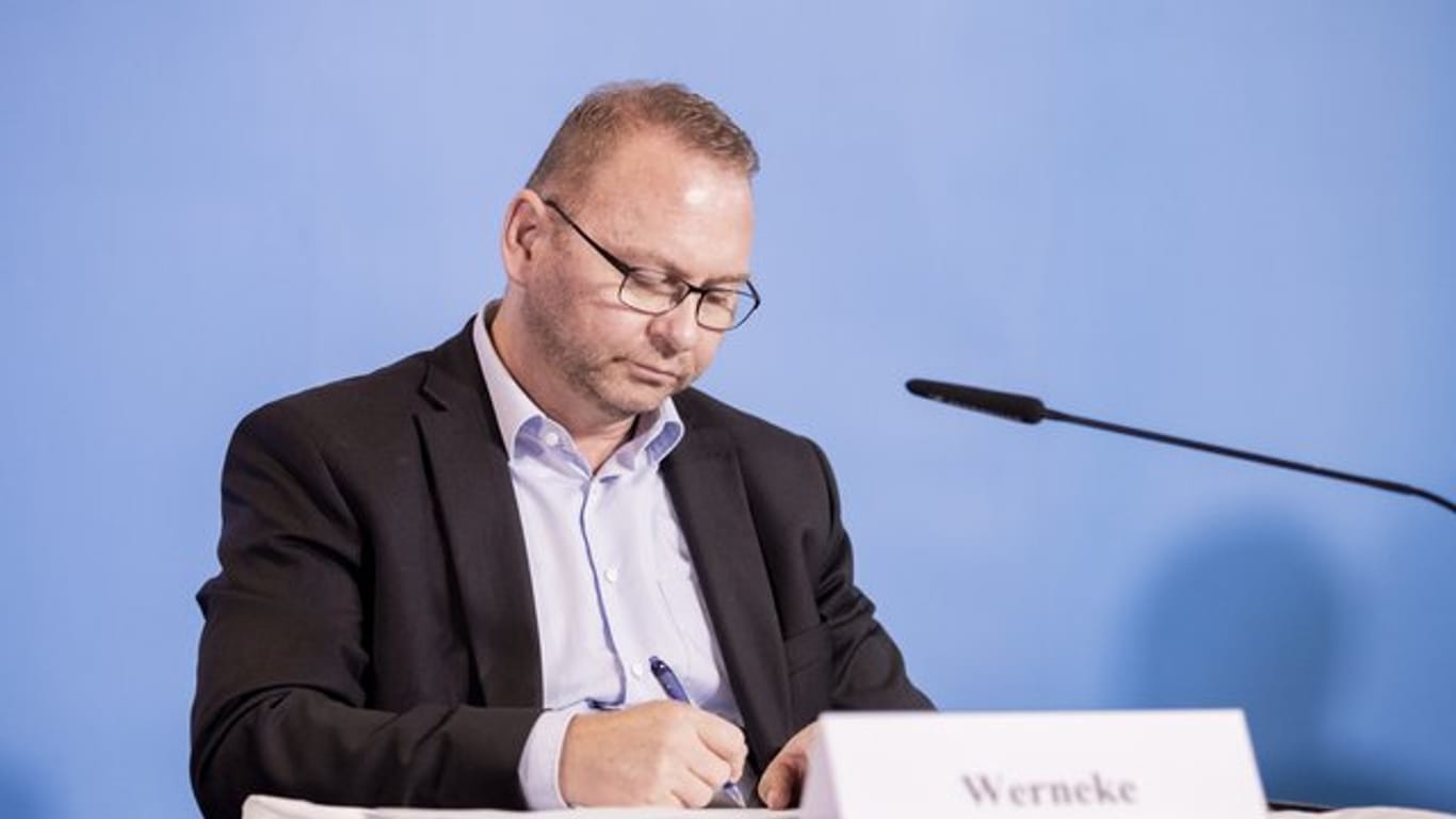 Frank Werneke, Verdi-Vorsitzender, unterzeichnet am 25.