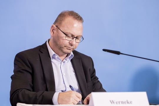 Frank Werneke, Verdi-Vorsitzender, unterzeichnet am 25.