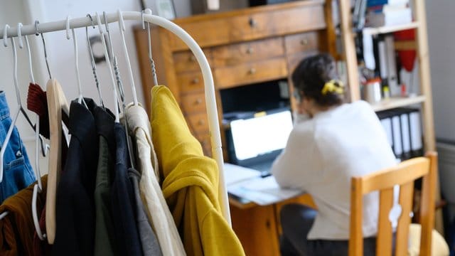 Möchte der Arbeitgeber kontrollieren, ob im Homeoffice Arbeits- und Datenschutzbestimmungen eingehalten werden, braucht er immer die Erlaubnis des Arbeitnehmers.