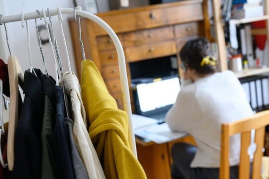 Möchte der Arbeitgeber kontrollieren, ob im Homeoffice Arbeits- und Datenschutzbestimmungen eingehalten werden, braucht er immer die Erlaubnis des Arbeitnehmers.