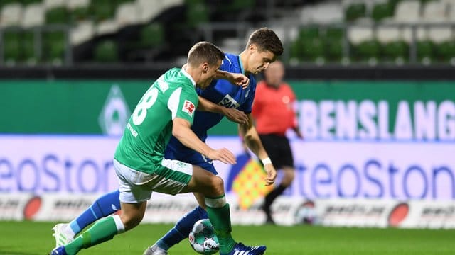 Werders Niklas Moisander (l) kämpft gegen Hoffenheims Christoph Baumgartner um den Ball. Werders Niklas Moisander (l) kämpft gegen Hoffenheims Christoph Baumgartner um den Ball.