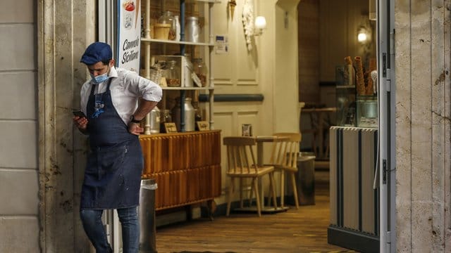 In Italien müssen nun landesweit alle Restaurants und Bars um 18 Uhr für Gäste schließen. In Italien müssen nun landesweit alle Restaurants und Bars um 18 Uhr für Gäste schließen.