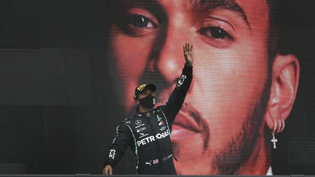Weltmeister Lewis Hamilton vom Team Mercedes jubelt über seinen 92.