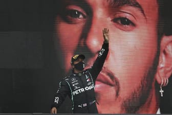 Weltmeister Lewis Hamilton vom Team Mercedes jubelt über seinen 92.