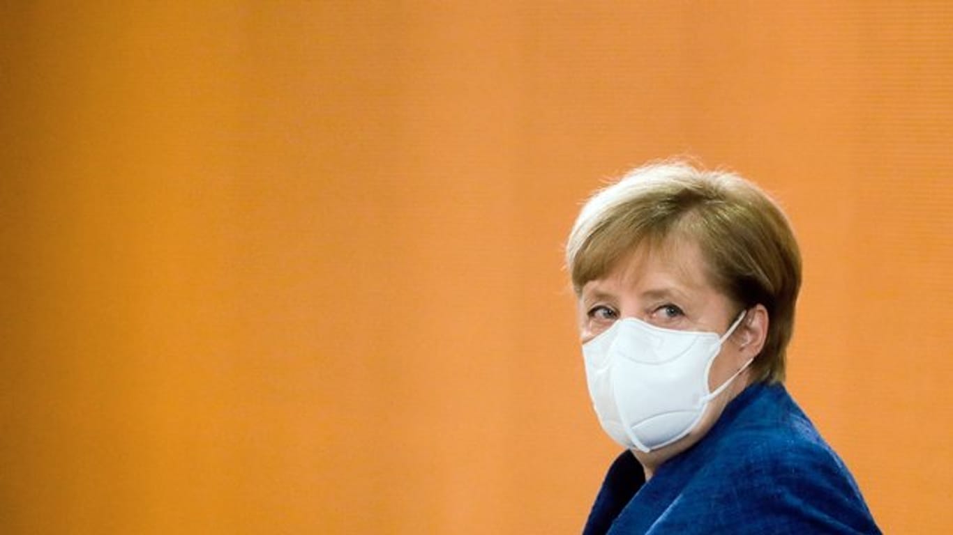 Bundeskanzlerin Angela Merkel kommt zu einer Sitzung des Bundeskabinetts im Kanzleramt.