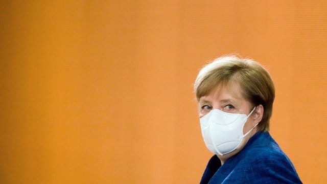 Bundeskanzlerin Angela Merkel kommt zu einer Sitzung des Bundeskabinetts im Kanzleramt. Bundeskanzlerin Angela Merkel kommt zu einer Sitzung des Bundeskabinetts im Kanzleramt.