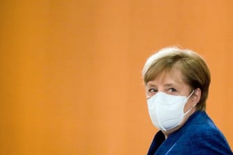 Bundeskanzlerin Angela Merkel kommt zu einer Sitzung des Bundeskabinetts im Kanzleramt.