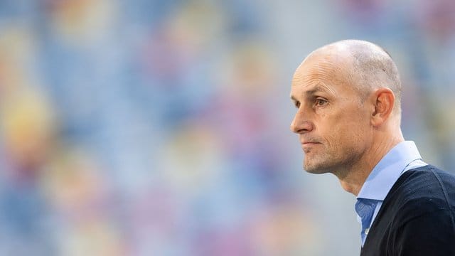 Beim Duell mit Bayer 04 Leverkusen trifft Augsburg-Coach Herrlich auf viele alte Bekannte. Beim Duell mit Bayer 04 Leverkusen trifft Augsburg-Coach Herrlich auf viele alte Bekannte.