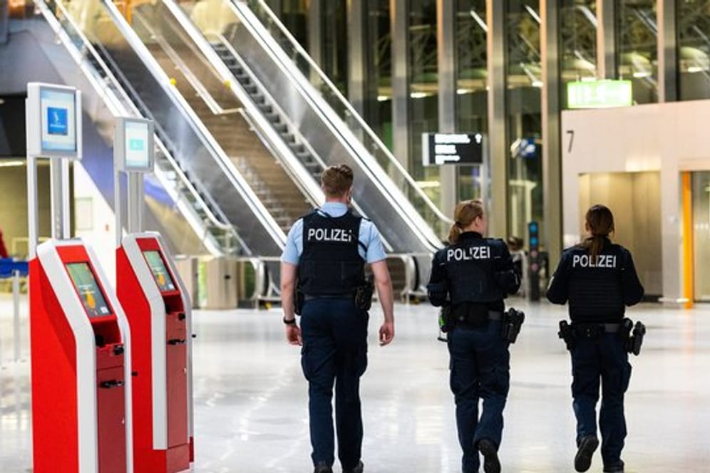 Die Polizei kontrolliert am Flughafen Frankfurt (Archivbild): Die Zahl der registrierten Straftaten an dem Flughafen ist 2019 leicht gestiegen.