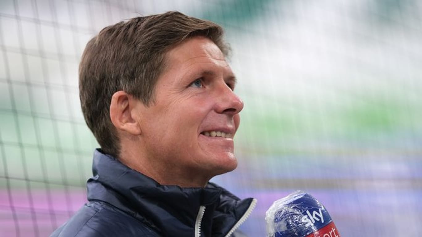 Wolfsburgs Trainer Oliver Glasner stellt sich nach dem Spiel den Fragen der Journalisten.