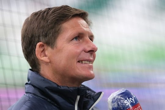 Wolfsburgs Trainer Oliver Glasner stellt sich nach dem Spiel den Fragen der Journalisten.