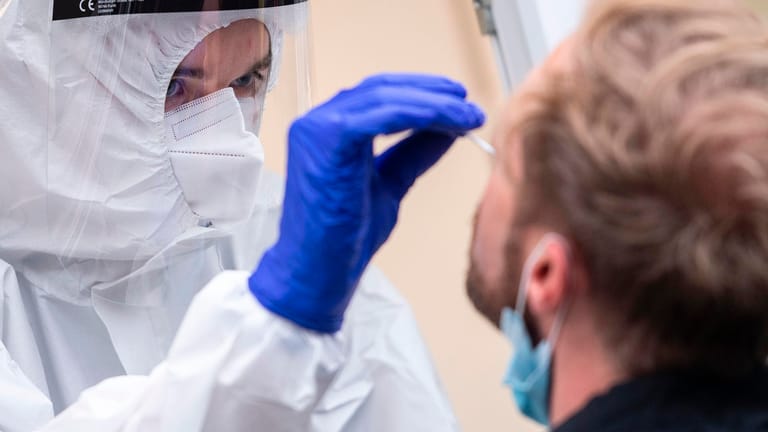 Ein Mann bekommt einen Nasenabstrich an der Corona-Teststation am Kölner Hauptbahnhof: 8685 Neuinfektionen in 24 Stunden hat das RKI gemeldet.